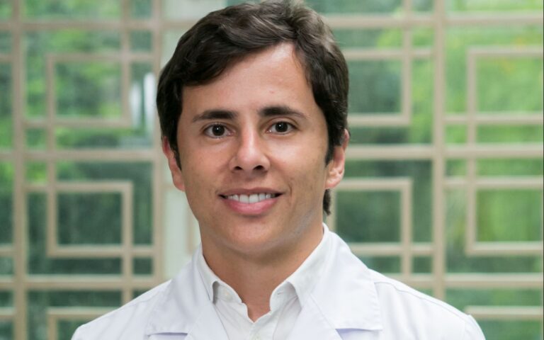 Médico brasileiro recebe prêmio considerado “Oscar“ da oncologia por inovação | Meio e Saúde Brasil
