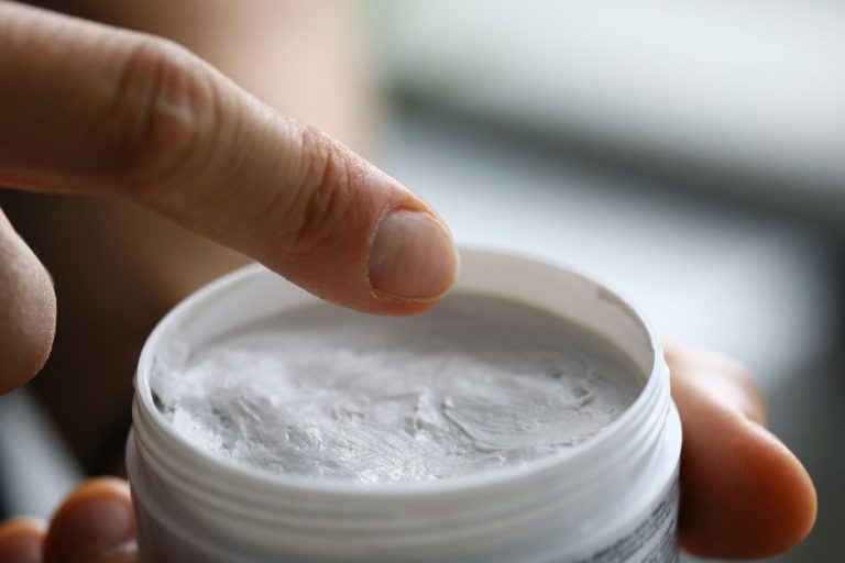 Saúde do RJ alerta para casos de intoxicação por uso de pomadas de cabelo | Meio e Saúde Brasil