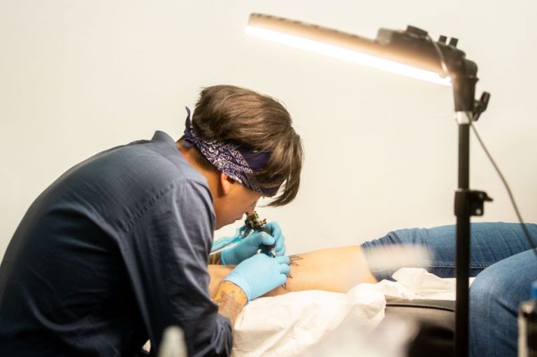 Estudo aponta possível ligação entre tatuagens e linfoma; especialistas pedem mais dados | Meio e Saúde Brasil