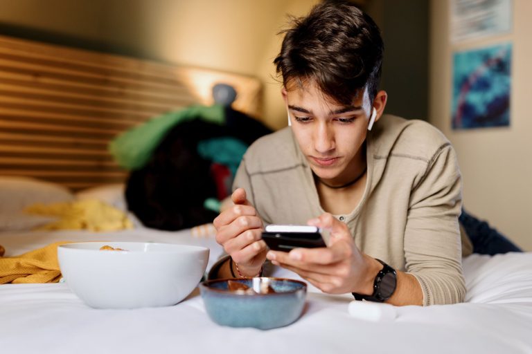 Vício em internet pode afetar comportamento e desenvolvimento de adolescentes | Meio e Saúde Brasil CNN Brasil