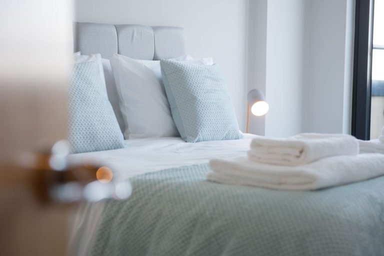 Do travesseiro ao colchão: saiba como cuidar da higiene da cama | Meio e Saúde Brasil