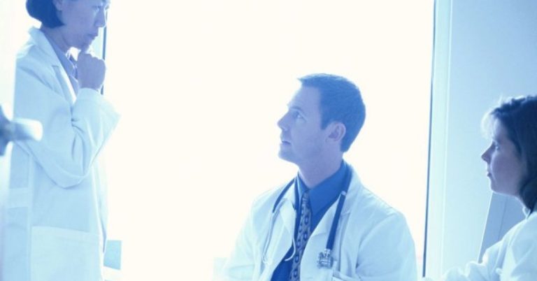 Formação médica em crise | Letra de Médico