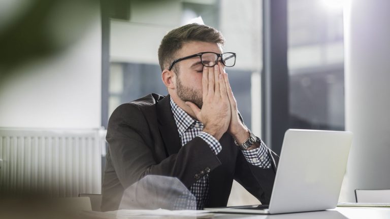 60% das pessoas estão constantemente estressadas no trabalho, diz estudo | Meio e Saúde Brasil CNN Brasil