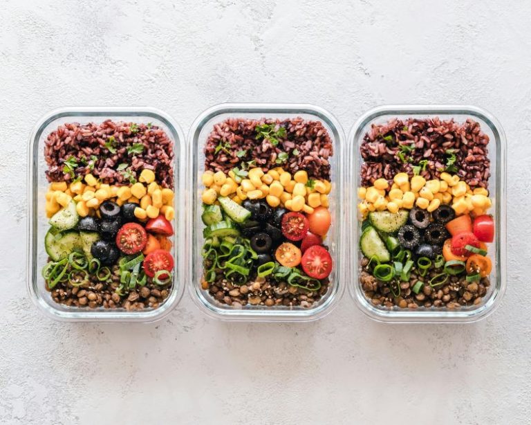 Como fazer uma marmita fitness para comer bem no trabalho? Aprenda 4 dicas | Meio e Saúde Brasil