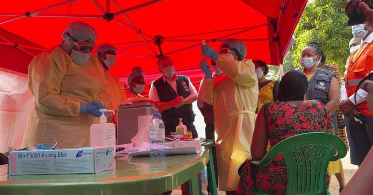 Vacina inédita contra vírus da família do Ebola começa a ser testada em Uganda