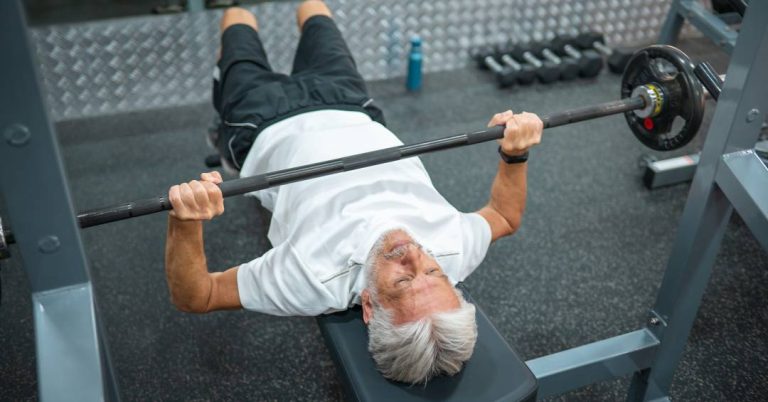 Potência ou força? A estratégia na musculação que mais beneficia idosos