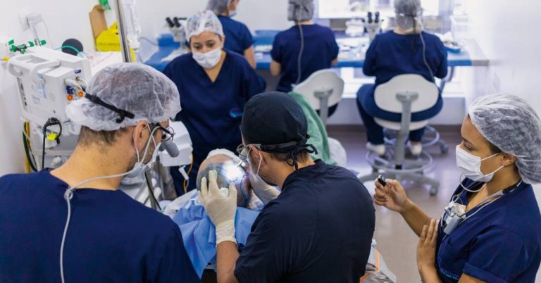 Por que o transplante capilar está fazendo a cabeça de tanta gente | Letra de Médico