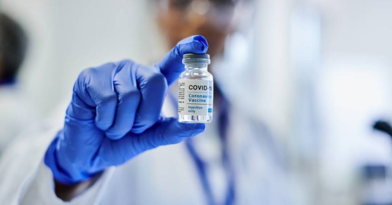 Anvisa aprova atualização das vacinas contra covid-19; entenda o que muda